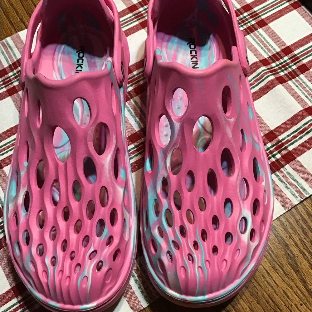 Women’s size XL rockin croc like shoes RE